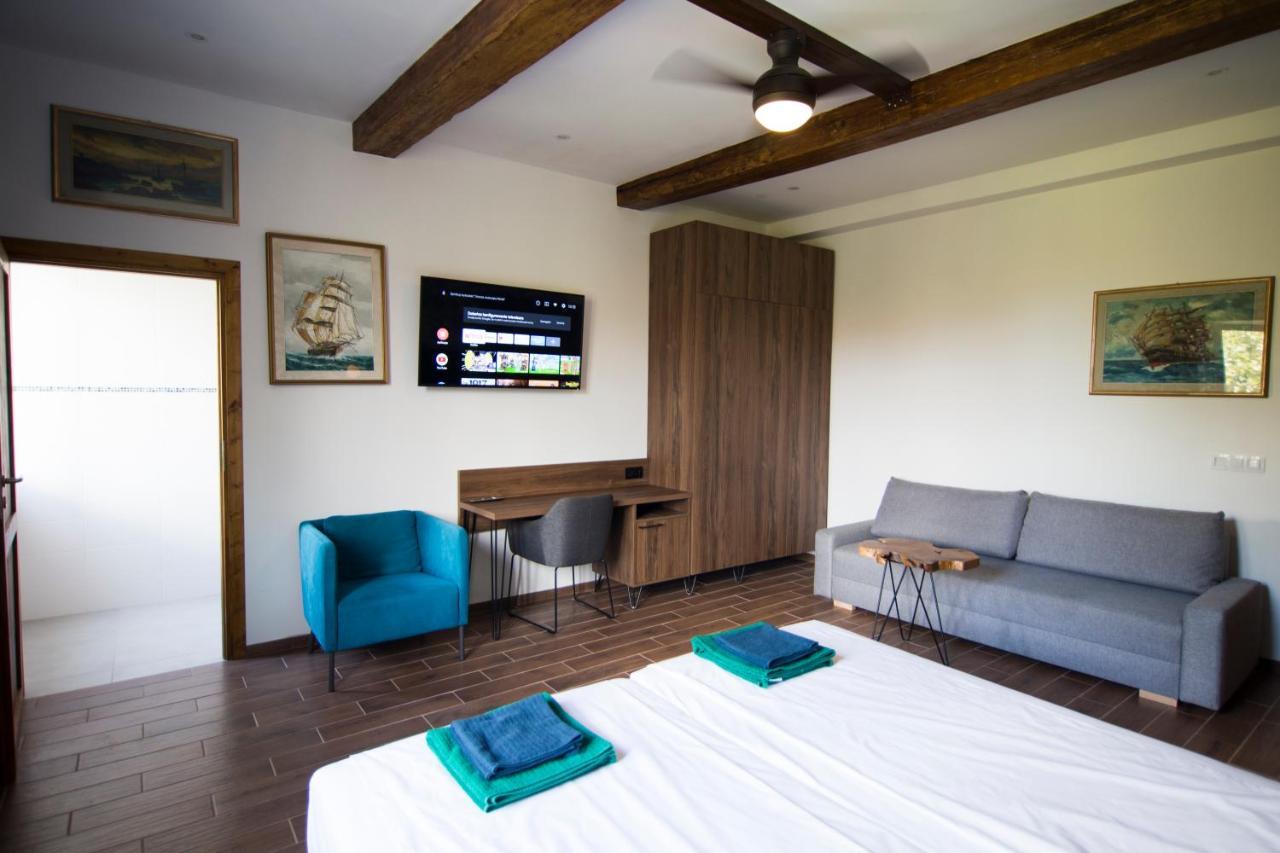 Luxurio Rooms With Baths Livorno Bagian luar foto